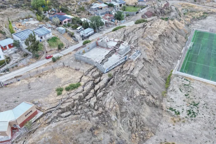 En Comodoro Rivadavia un deslizamiento de tierra obligó a evacuar a más de 90 familias