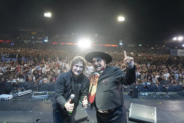 Javier Milei en Jesús María cantó “Amor Salvaje” con el Chaqueño Palavecino que le dio un «aprobado»