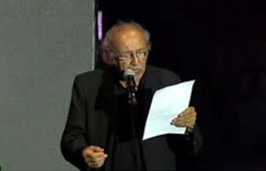 Fuerte crítica del poeta Hugo Francisco Rivella a Javier Milei en el festival de Cosquín: «El político que se cree un león y es una rata gritando»