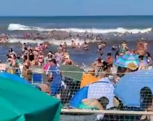 Santa Clara del Mar: reportan olas gigantes y gente herida