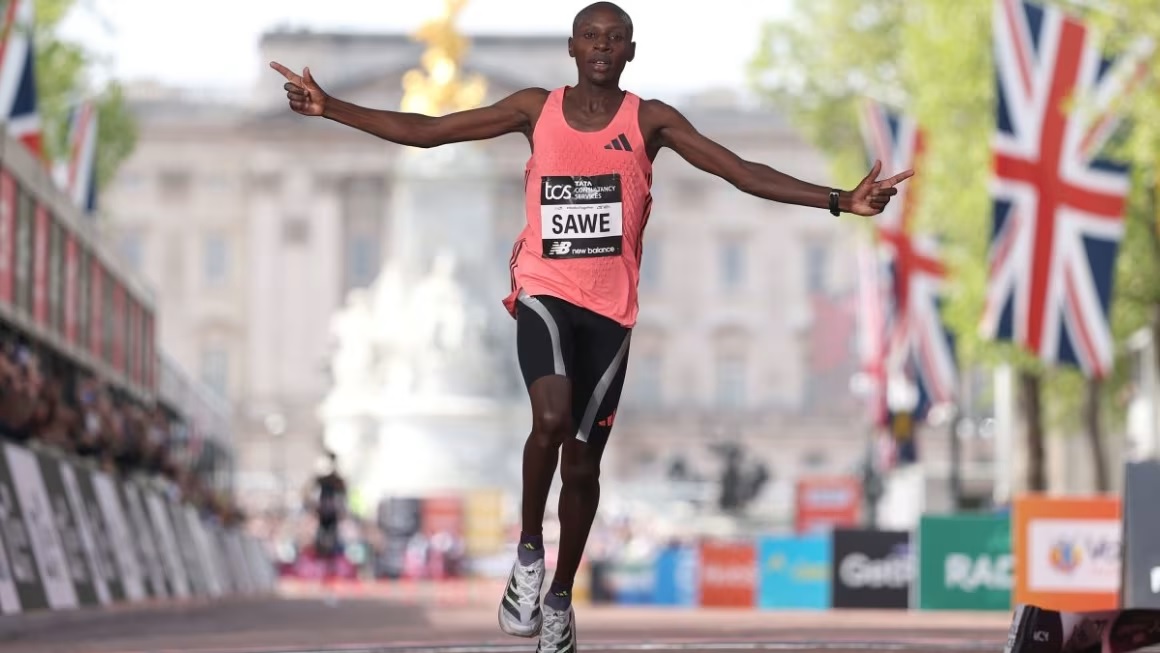 Sebastian Sawe hizo historia en el Maratón de Londres al romper la barrera de las dos horas