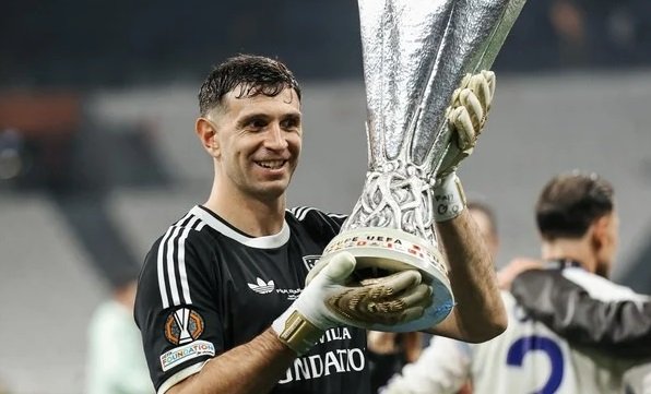 Tras ser campeón en la Europa League, el ‘Dibu’ Martínez confirmó que se lesiono el dedo