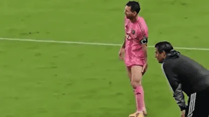 Messi salió antes del partido del Inter por una molestia