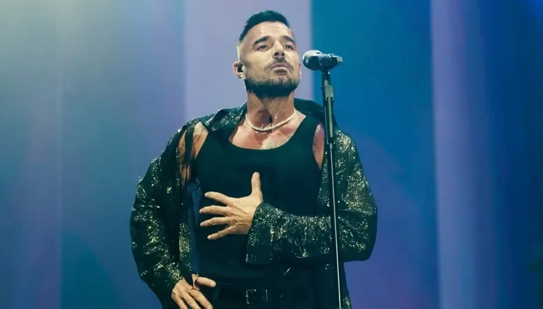 Ricky Martin sufre ataque con gas lacrimógeno