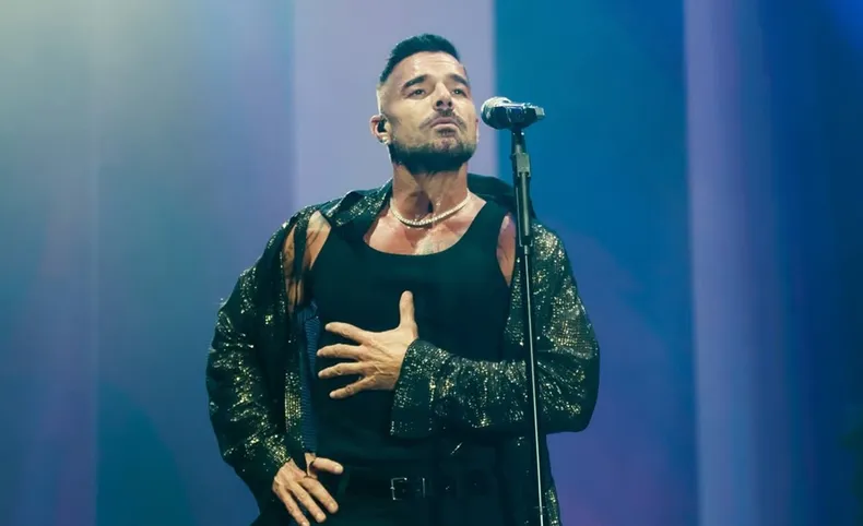 Ricky Martin sufre ataque con gas lacrimógeno