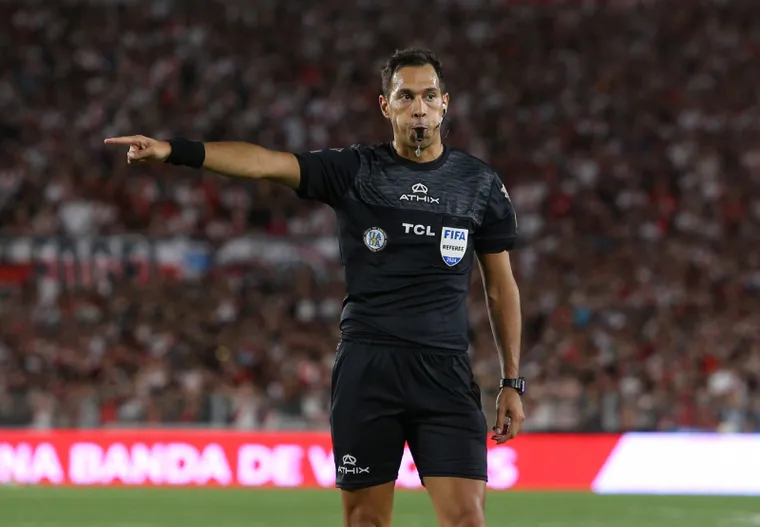 Tello sera el arbitro de Canadá y Bosnia y Herzegovina