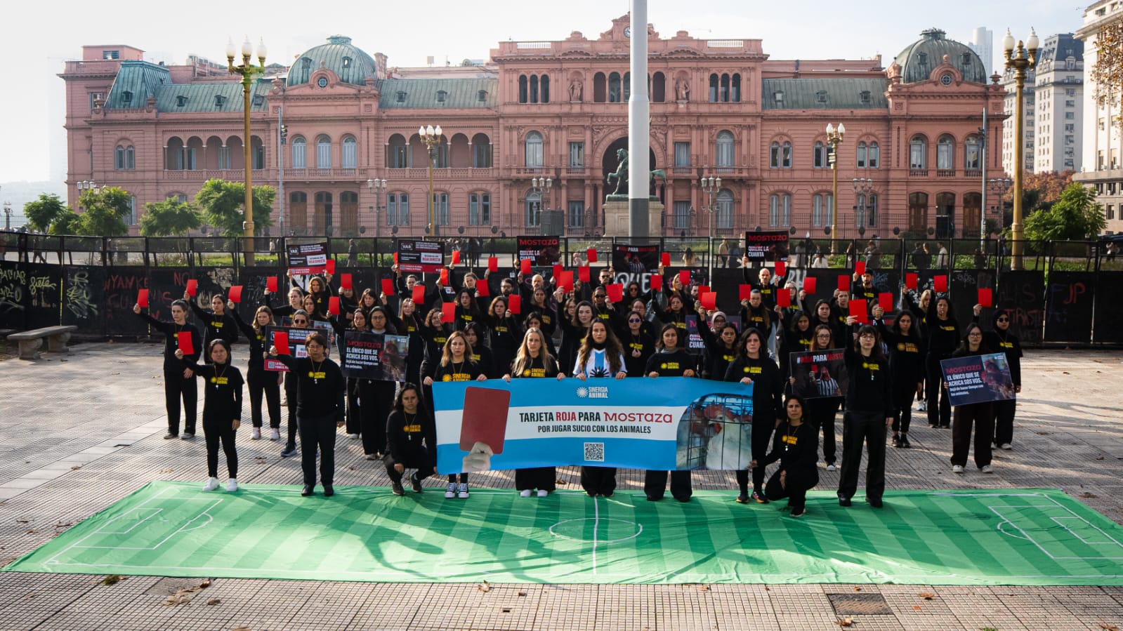 Activistas de seis países llegaron a Plaza de Mayo para denunciar a Mostaza