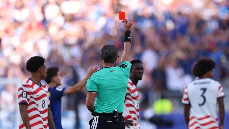 La FIFA anuló una tarjeta roja a un jugador de Estados Unidos