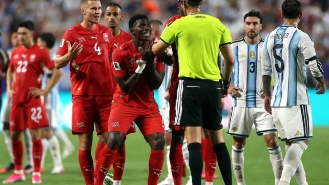 FIFA respaldó la expulsión de Embolo ante Argentina