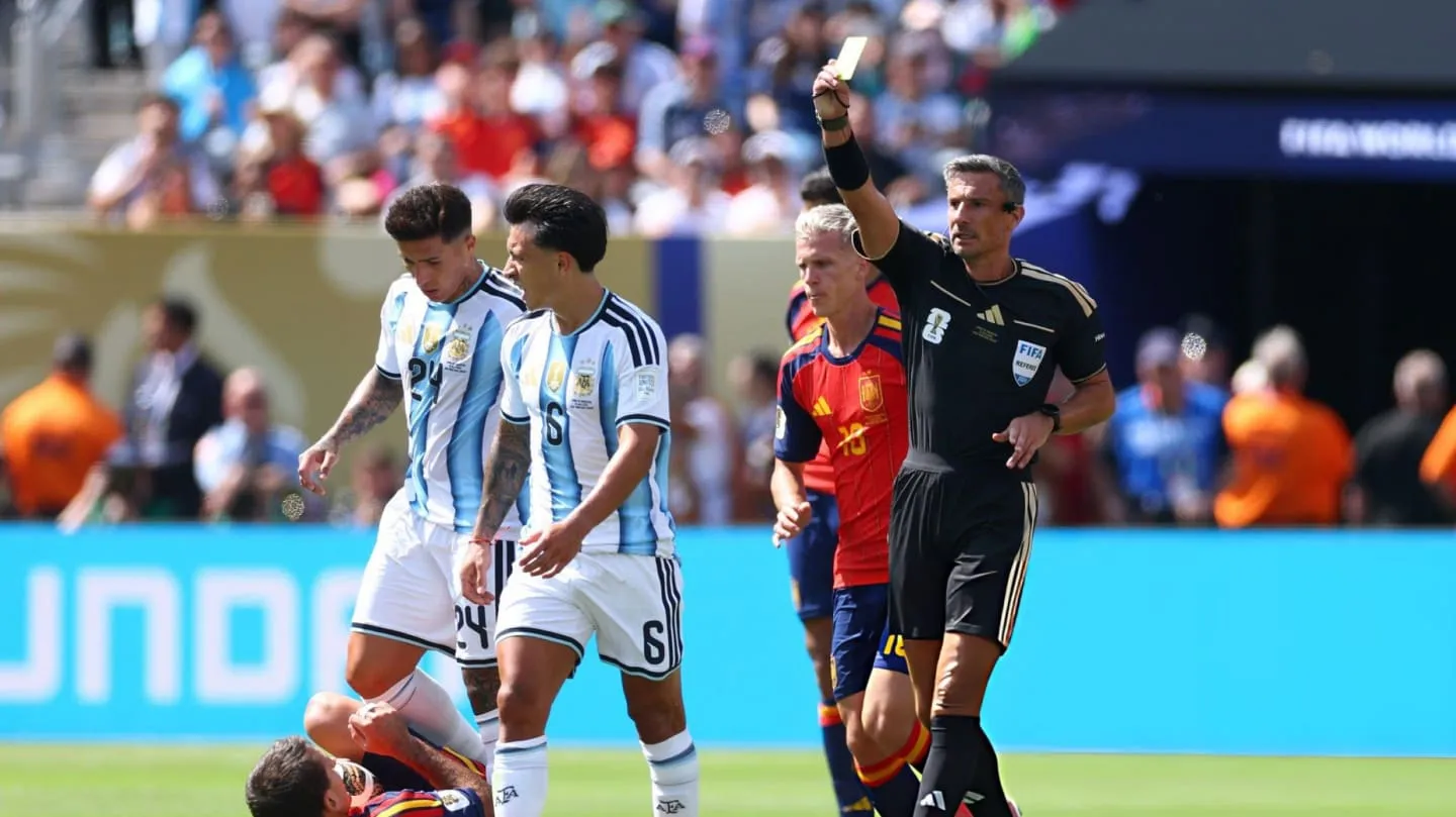 Se retiró el árbitro que dirigió la final entre Argentina y España