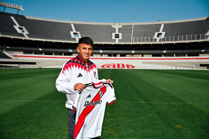 Almada firmó contrato con River