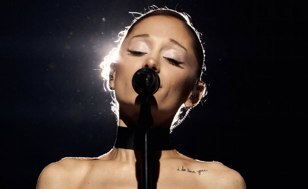 Ariana Grande se bajó de los escenarios