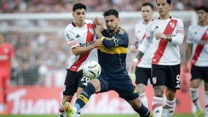 Boca y River se enfrentan en el Superclásico del futbol Argentino